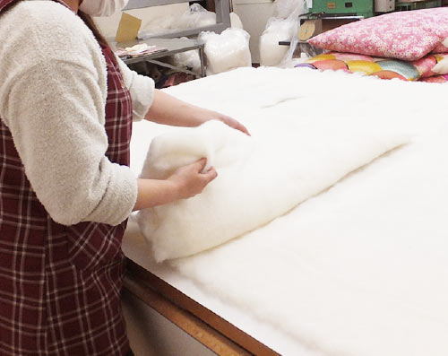 熟練の技術を詰め込んだ仕立て方法で綿を並べていきます。