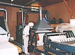 専用機械による綿の加工